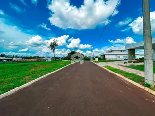 Vista da fachada de uma residência com jardim e rua em Lajeado.
