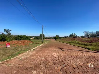 Vista de um caminho de tijolos estendendo-se pela paisagem rural.