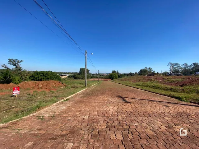 Vista de um caminho de tijolos estendendo-se pela paisagem rural.