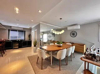 Sala de jantar moderna com piso brilhante e decoração contemporânea.