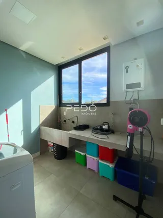 Foto do interior de uma sala com paredes azuis e uma grande janela.