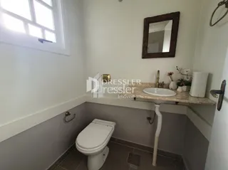 Foto de um banheiro interno com vaso sanitário e paredes claras.