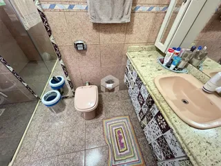 Foto de um banheiro com piso e paredes de cerâmica.