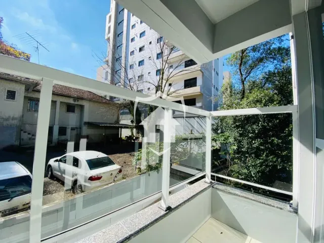 Vista interna de um ambiente com vista para o exterior.