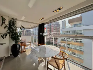 Sala de estar com vista para o exterior em um imóvel no Brasil.