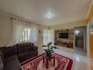 Sala de estar com sofá e decoração em um imóvel no Brasil.