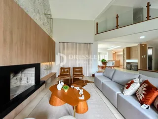 Sala de estar moderna com lareira e vista para o terraço.
