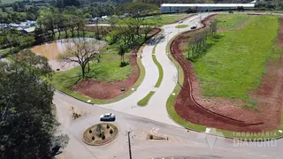 Vista aérea de um terreno com áreas verdes e estradas no Brasil.