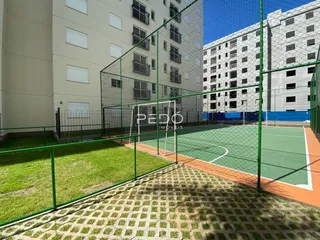 Vista externa de um terreno com gramado e quadra esportiva em Lajeado.