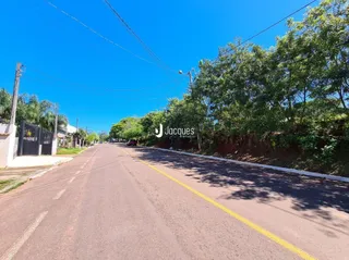 Vista da rua em Lajeado, Brasil com vegetação ao redor.