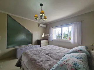 Quarto com cama e janela em um imóvel no Brasil.