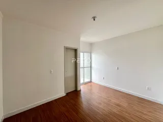 Ambiente interno com piso de madeira no imóvel.