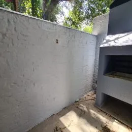 Parede branca de uma estrutura externa em Lajeado, Brasil.