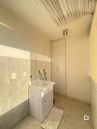 Foto de um banheiro interno com banheira e revestimento de parede.