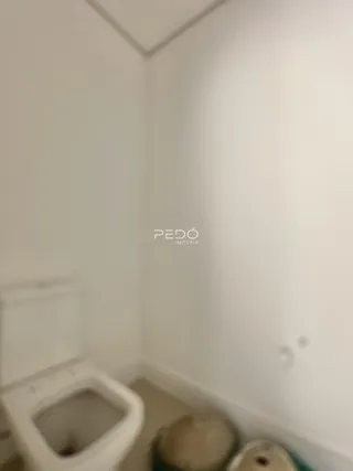 Foto de um ambiente interno mostrando um vaso sanitário e o chão.
