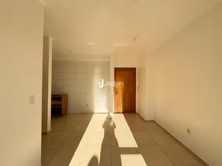 Hall de entrada com piso de cerâmica claro.