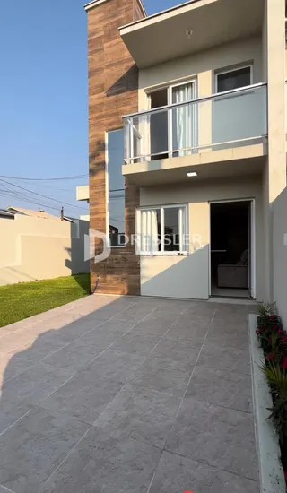 A fachada de uma residência moderna em Lajeado, Brasil.