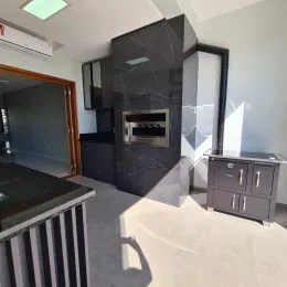 Foto interna de uma sala com parede de destaque escura.