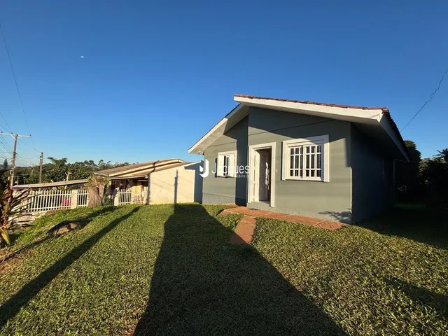 Fachada de uma casa em Lajeado, Brasil, com jardim gramado na frente.