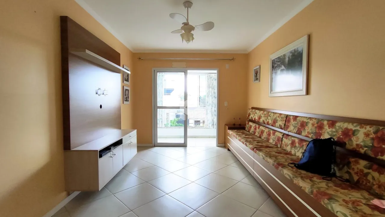 Sala de estar com sofá e armário em um imóvel no Brasil.