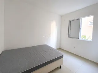 Foto de um quarto com cama e janela em um imóvel.