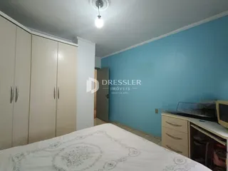 Quarto com armários embutidos e cama de casal em um imóvel no Brasil.