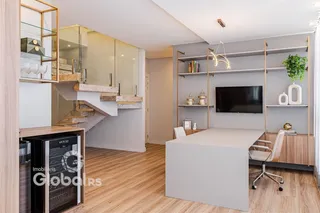 Ambiente moderno com piso de madeira e estantes em um apartamento.