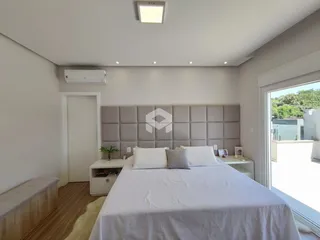 Quarto com cama e cabeceira em ambiente claro.