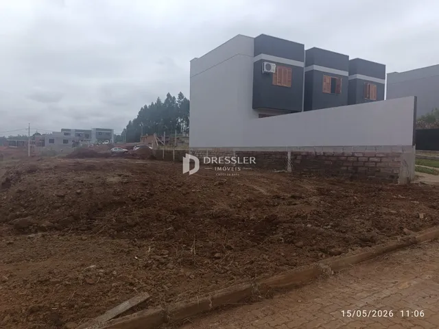 Fachada de uma residência em Lajeado, Brasil, com terreno em construção.