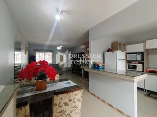 Foto do interior de uma sala com paredes brancas.