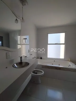 Foto de um banheiro com pia e banheira em um imóvel.