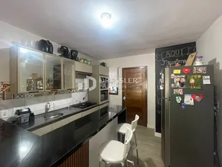 Foto de uma cozinha com armários e bancada em Lajeado, Brasil.