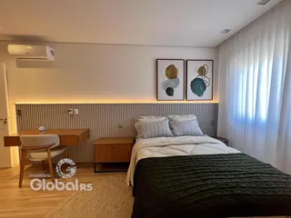 Quarto com cama e móveis de madeira em um apartamento.