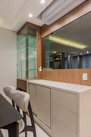 Interior de um ambiente com armários e painéis de madeira.