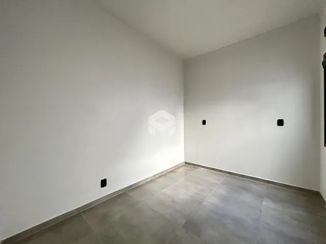 Foto de uma parede branca em um imóvel.
