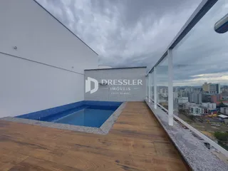 Vista da área externa com piscina e terraço de um imóvel em Lajeado.