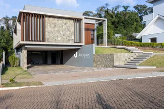 Fachada moderna de uma residência em Lajeado, Brasil, com jardim e acesso pavimentado.