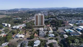 Vista aérea de um bairro residencial em Lajeado, Brasil, mostrando diversas construções e vegetação.