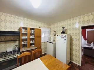 Foto de uma cozinha com armários de madeira e eletrodomésticos.