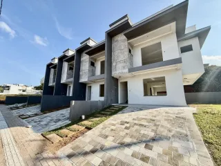 Fachada moderna de uma residência em Lajeado, Brasil, com design contemporâneo.