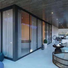 Interior com grandes painéis de vidro em um ambiente moderno.