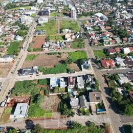 Vista aérea de uma área residencial com terrenos em Lajeado, Brasil.