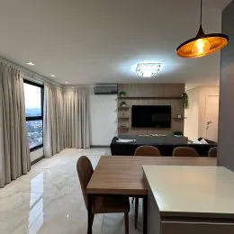 Sala de estar com grandes janelas que proporcionam uma vista.