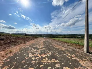 Vista de uma estrada de terra em uma área aberta em Lajeado, Brasil.