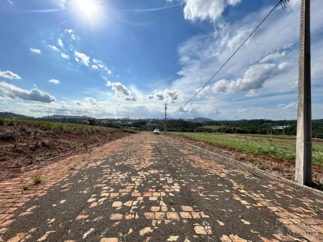 Vista de uma estrada de terra em uma área aberta em Lajeado, Brasil.