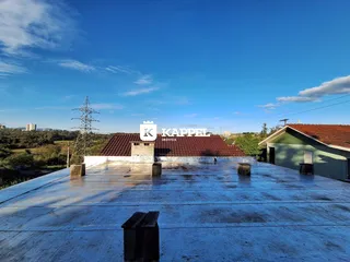 Vista panorâmica de um terraço com vista para a paisagem rural.