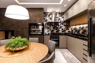 Cozinha moderna com armários e backsplash geométrico.