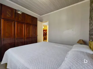 Foto de um quarto com cama de casal em um imóvel.