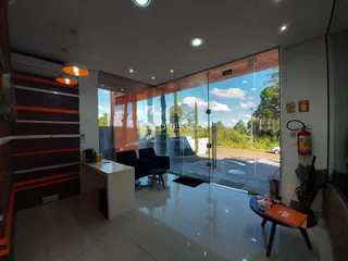 Sala de estar com portas de vidro que dão acesso a uma área externa pavimentada.