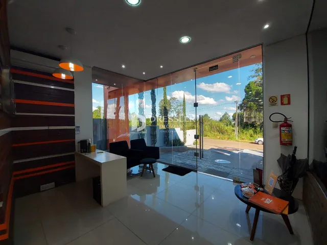 Sala de estar com portas de vidro que dão acesso a uma área externa pavimentada.